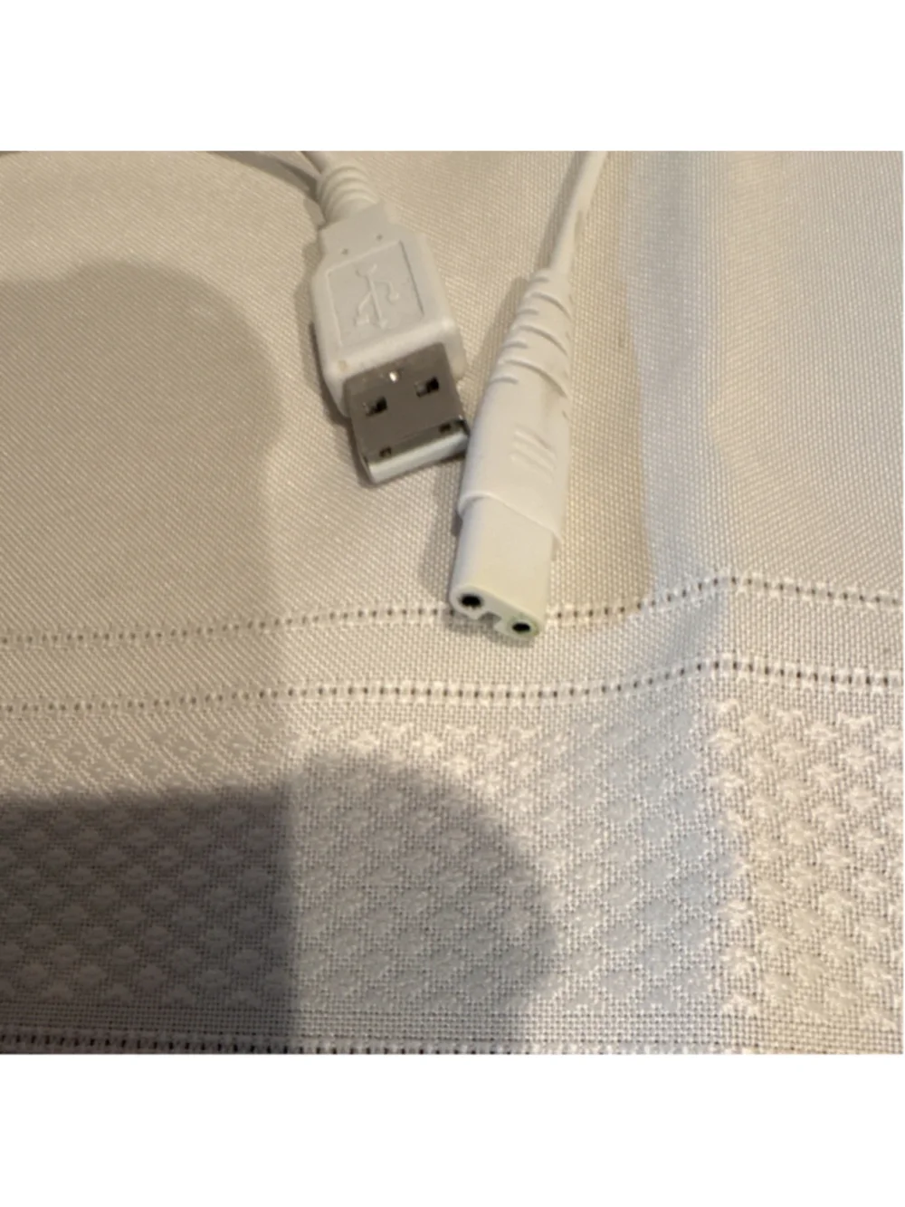 White USB 2.0 to Dual 3.5mm Female Adapter Cable, Audio Splitter, 1:2 Connection
